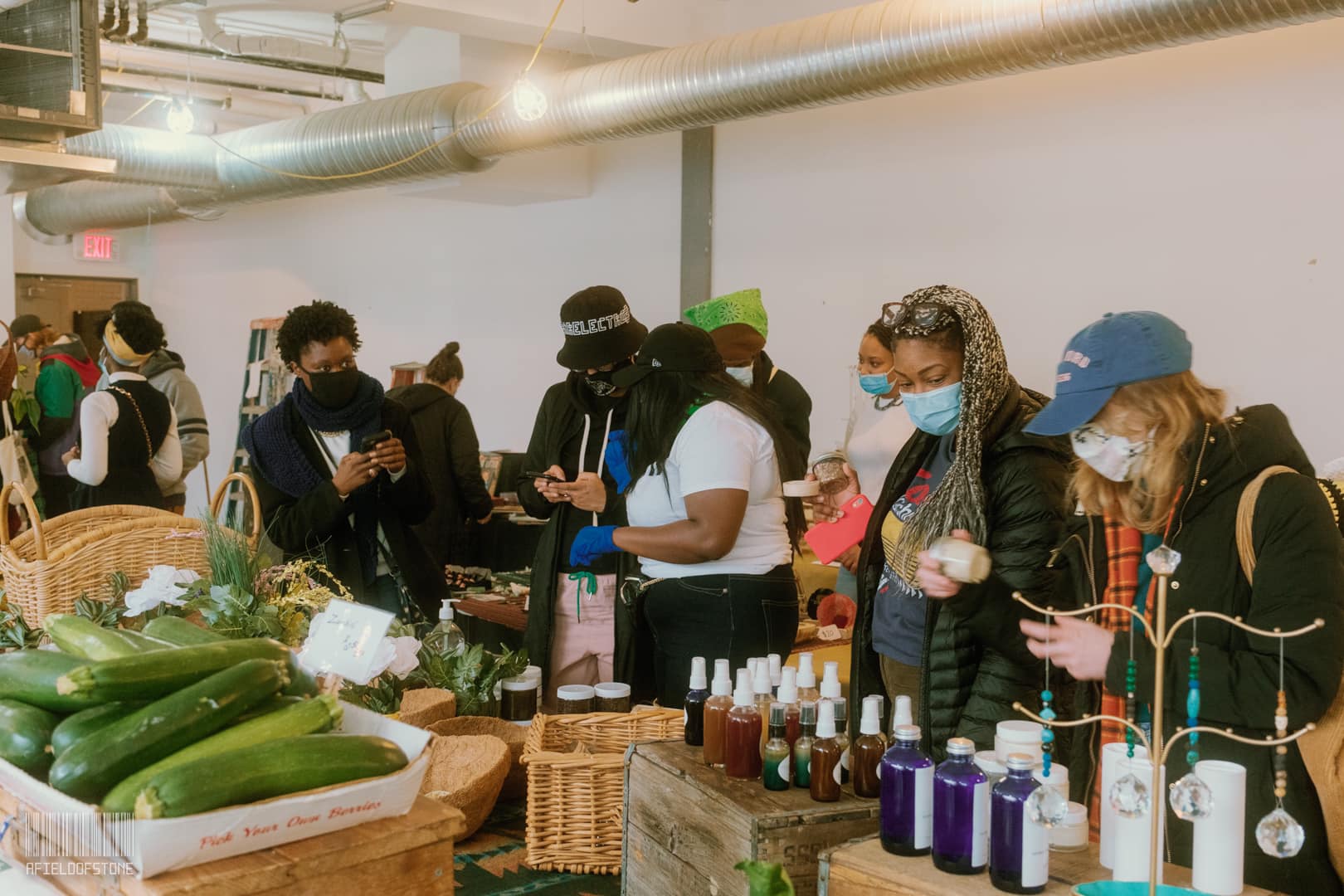 Shoppers buying produce at the first Mercado Popular pop-up farmers market.